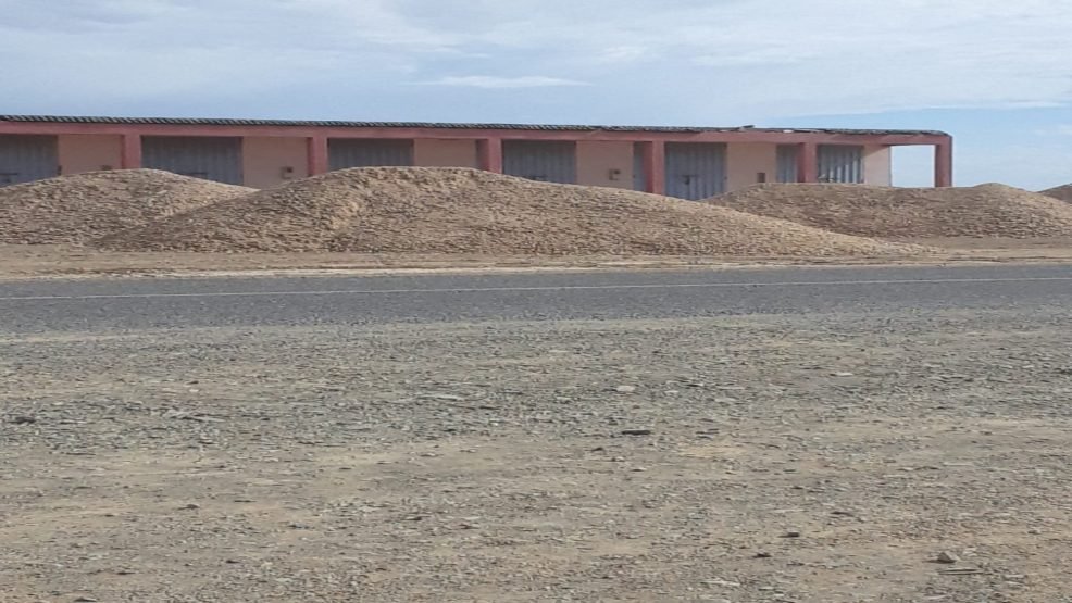 سيدي شيكر.. شحنات من التوفنة بمركز محيريكة تثير تساؤلات حول طبيعة الأشغال وغياب لوحة المعلومات