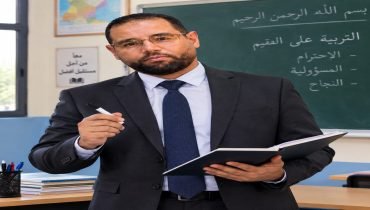 الأستاذ هشام.. شغف التعليم وتنمية القدرات الذهنية لدى الناشئة بأكاديمية تيسلا بالفقيه بن صالح