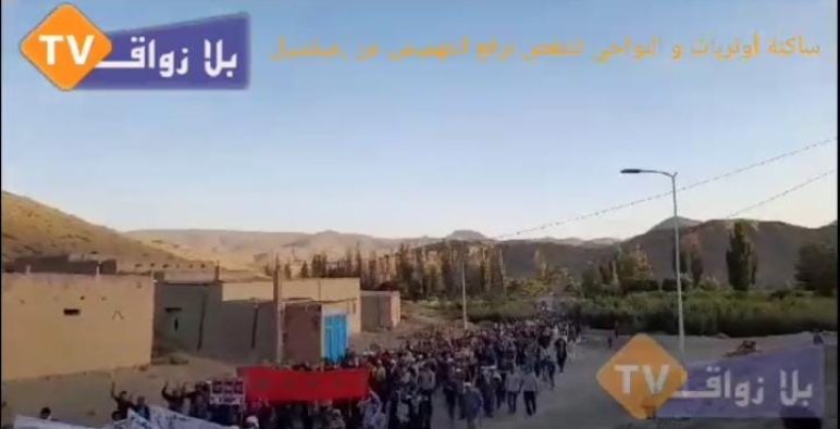 بالفيديو : ساكنة اوتربات نواحي املشيل إقليم ميدلت تنتفض!